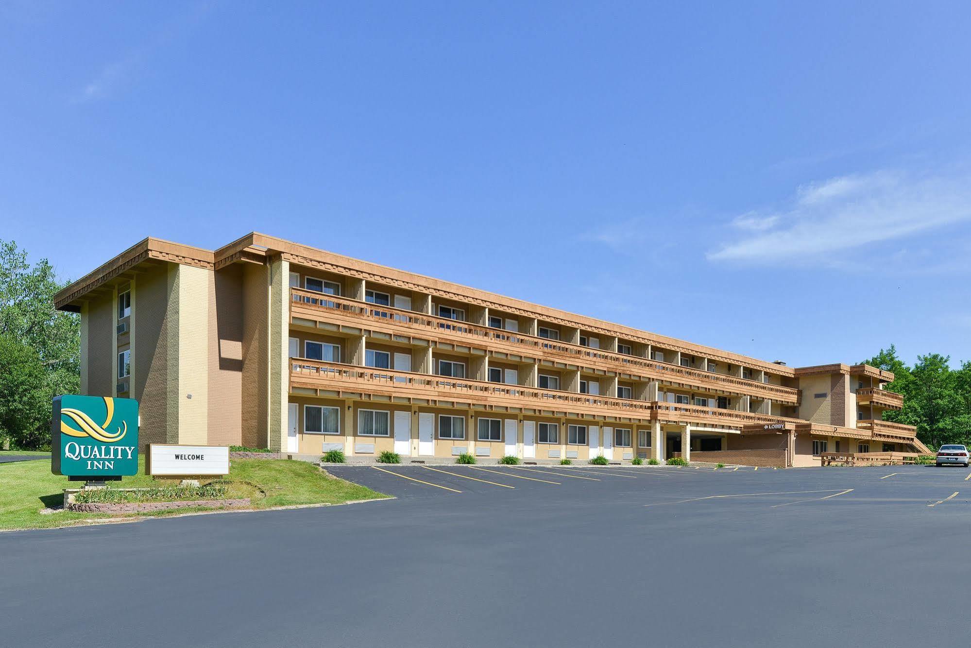 Quality Inn East Dubuque מראה חיצוני תמונה